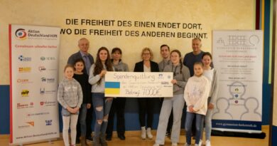 Verwendungszweck Ukraine: Gymnasium Herkenrath übergibt Spende an „Aktion Deutschland Hilft“